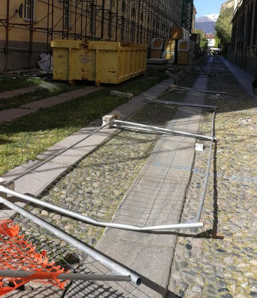 Per due notti consecutive i vandali prendono di mira le finestre del Liceo Porporato di Pinerolo Per due notti consecutive i vandali prendono di mira le finestre del Liceo Porporato di Pinerolo