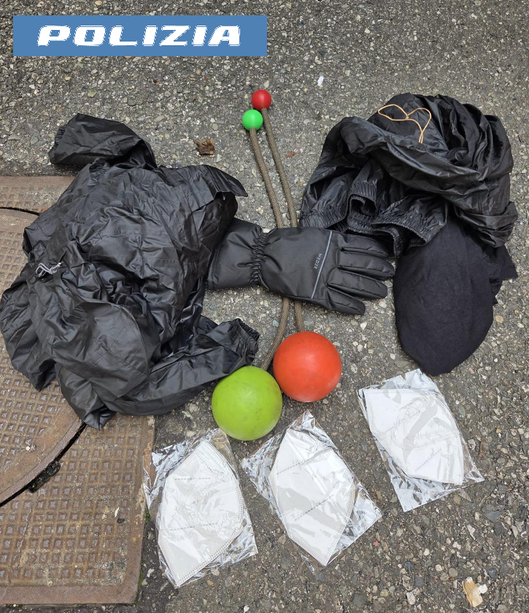 Askatasuna, prima del corteo la Polizia sequestra bombolette spray, chiavi inglesi, coltelli e bastoni: sono 24 i fogli di via Askatasuna, prima del corteo la Polizia sequestra bombolette spray, chiavi inglesi, coltelli e bastoni: sono 24 i fogli di via