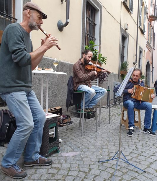 Strade e piazze folk a Torre Pellice nel fine settimana Strade e piazze folk a Torre Pellice nel fine settimana