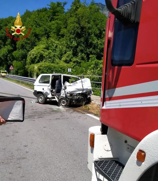 Incidente a Demonte, auto contro camion: morto un 71enne Incidente a Demonte, auto contro camion: morto un 71enne