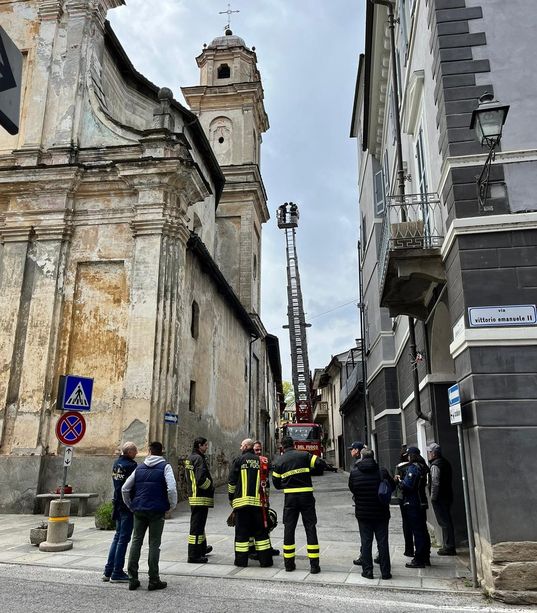 Volano via frammenti di lamiera dal campanile della Confraternita: a Bricherasio intervengono i vigili del fuoco Volano via frammenti di lamiera dal campanile della Confraternita: a Bricherasio intervengono i vigili del fuoco