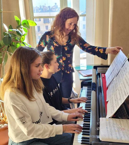 Insegnanti e allieve al tempio per mettere in musica le parole delle donne Insegnanti e allieve al tempio per mettere in musica le parole delle donne