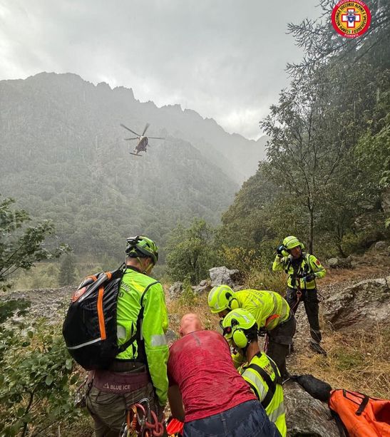 Escursionista cade su un sentiero a Valdieri: soccorso in elicottero sotto il temporale Escursionista cade su un sentiero a Valdieri: soccorso in elicottero sotto il temporale