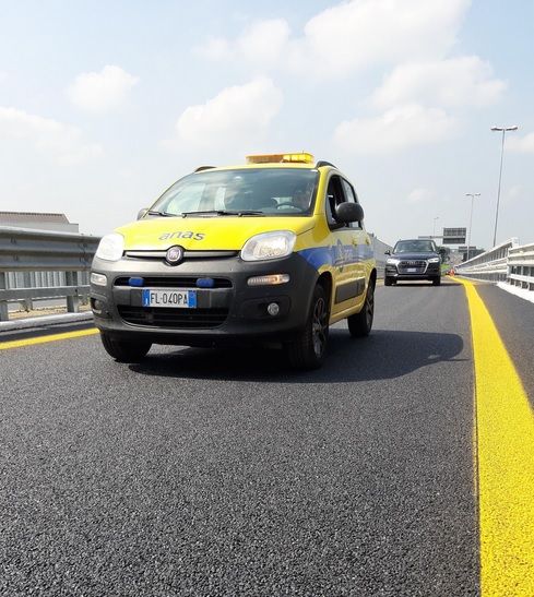 Scontro tra auto e moto sulla 'Santa Vittoria' ad Alba. Strada chiusa Scontro tra auto e moto sulla 'Santa Vittoria' ad Alba. Strada chiusa
