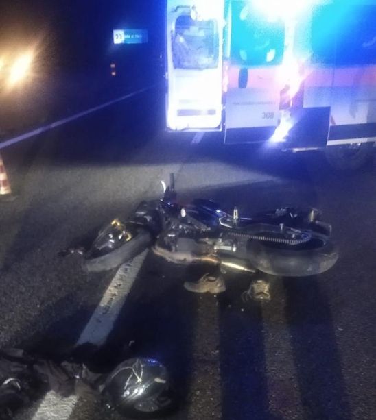 Pinerolo: auto contro guardrail per evitare un motociclista in terra [FOTO]