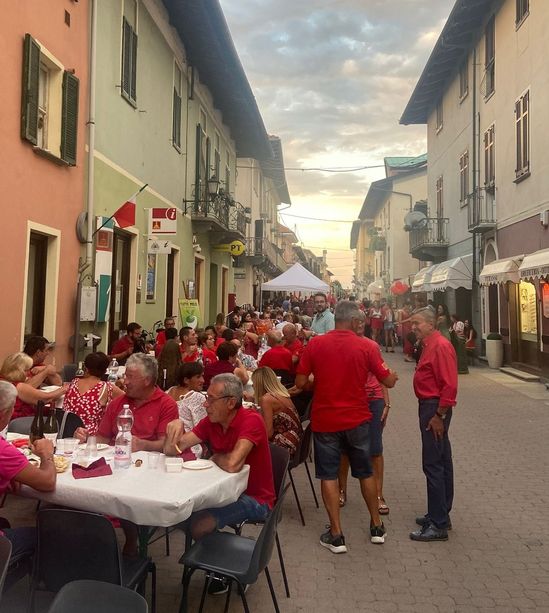 Cavour si veste di festa e di rosso per la Patronale di San Lorenzo Cavour si veste di festa e di rosso per la Patronale di San Lorenzo