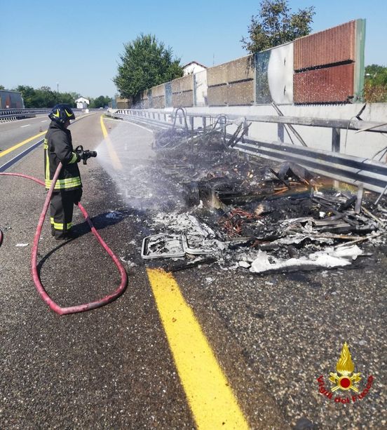 Prende fuoco un camper sulla A21. Sul posto vigili del fuoco di Asti e Alessandria