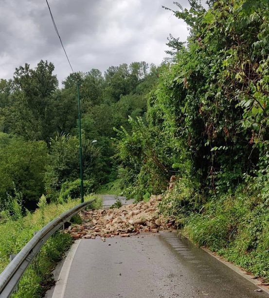 Chiusa via Santa Maria a Mondovì dopo le frane causate dal maltempo della notte Chiusa via Santa Maria a Mondovì dopo le frane causate dal maltempo della notte
