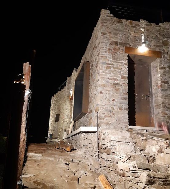 Domani Pomaretto inaugura per i turisti una panchina gigante e un Ciabot del gusto