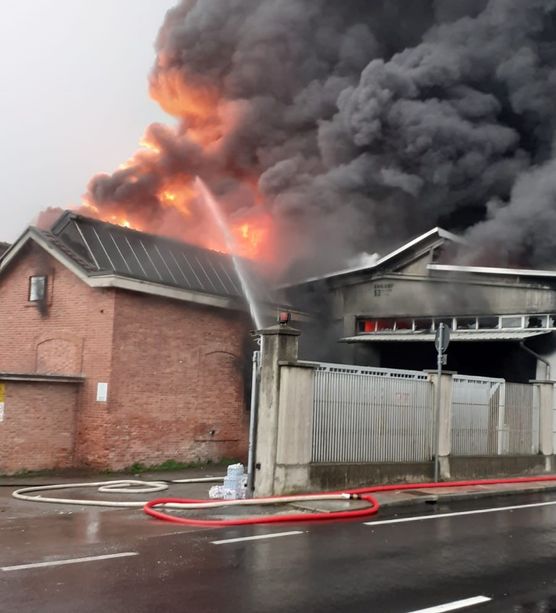 Luserna San Giovanni: Incendio sotto controllo e Provinciale riaperta Luserna San Giovanni: Incendio sotto controllo e Provinciale riaperta