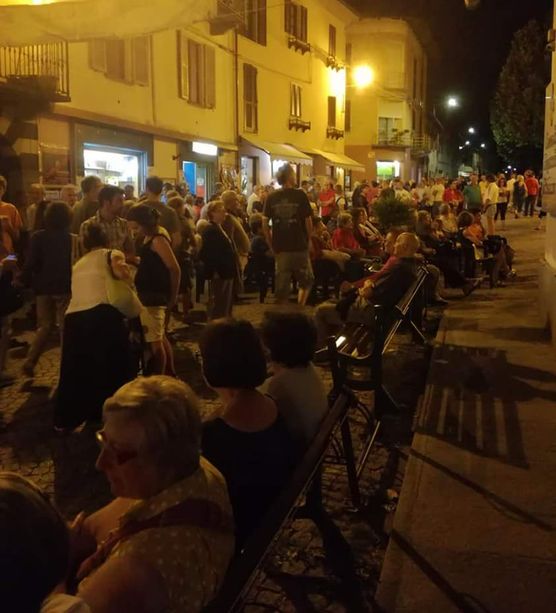Bancarelle e musicisti in strada: a Torre Pellice è in arrivo un sabato sera speciale Bancarelle e musicisti in strada: a Torre Pellice è in arrivo un sabato sera speciale