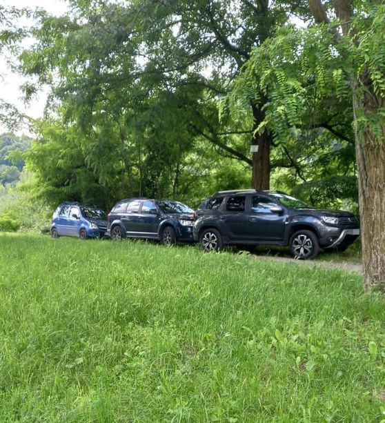 In auto dove dovrebbero passare solo bici e pedoni per fare le costine sul Pellice In auto dove dovrebbero passare solo bici e pedoni per fare le costine sul Pellice