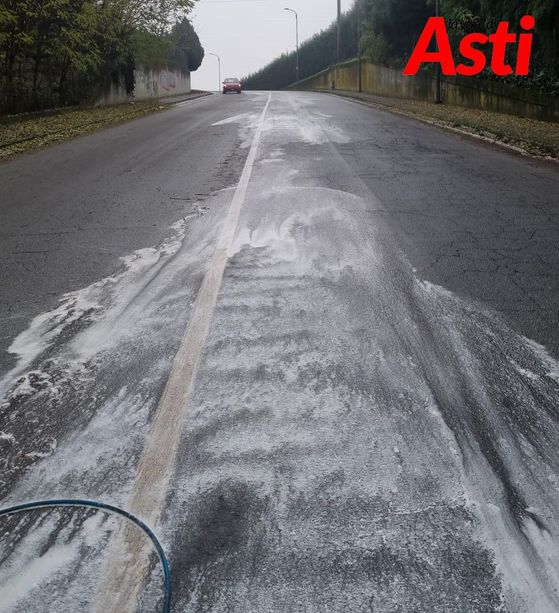 Camion perde olio idraulico in via Spandre e si dà alla fuga Camion perde olio idraulico in via Spandre e si dà alla fuga