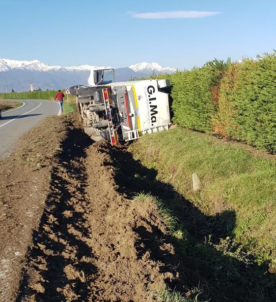 Vigone: camion finisce nel fosso sulla Provinciale per Buriasco