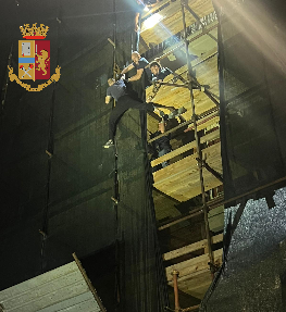 Minacciava di buttarsi dal quarto piano di uno stabile in via Leinì, i poliziotti evitano la tragedia