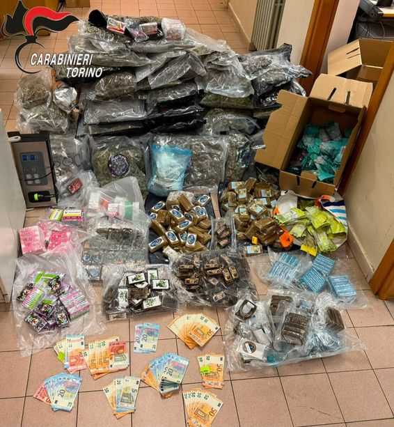 Hashish, marijuana ed e-cig al Thc: maxi sequestro in un appartamento vicino alla Gran Madre Hashish, marijuana ed e-cig al Thc: maxi sequestro in un appartamento vicino alla Gran Madre