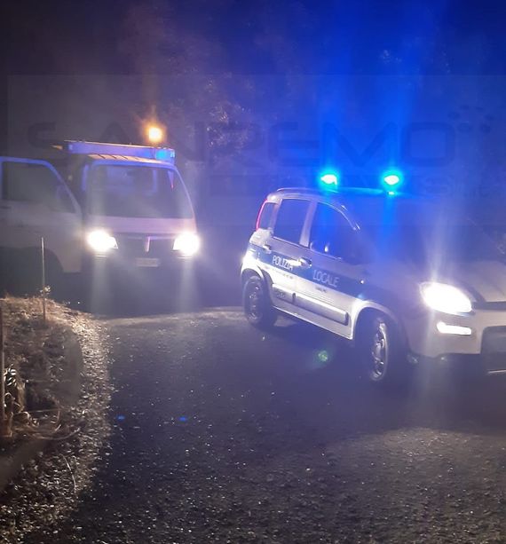 Sanremo: rompe la coppa dell'olio ma si allontana senza segnalarlo, un scooter scivola e finisce a terra (Foto)