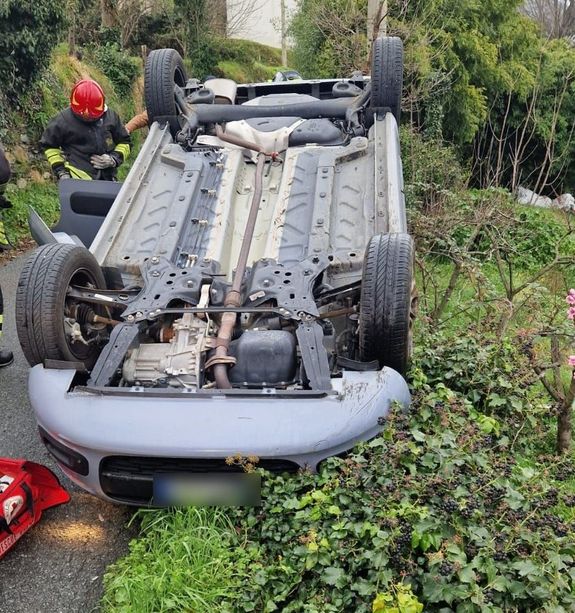 Alpicella, auto ribaltata in via Ceresa: soccorsi mobilitati (FOTO)