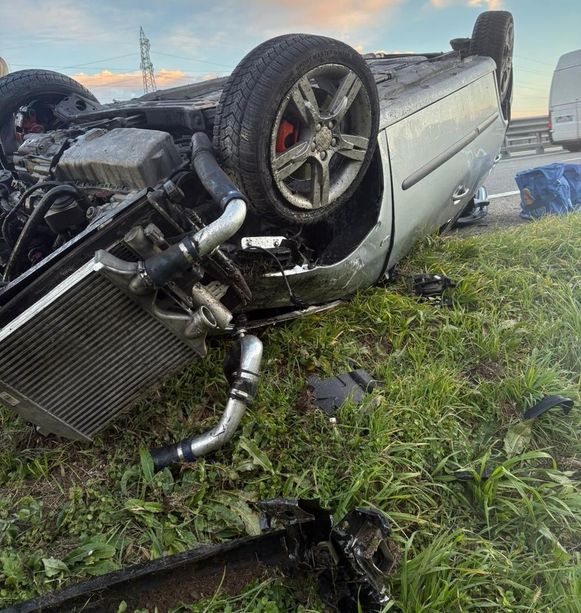 Auto si ribalta sulla Torino-Aosta: traffico rallentato verso il Piemonte Auto si ribalta sulla Torino-Aosta: traffico rallentato verso il Piemonte