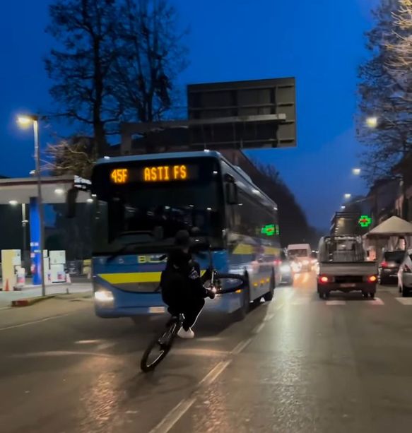 Ad Asti arriva la &quot;bike life&quot;: impennate in mezzo a traffico e sfide contromano agli autobus [VIDEO]