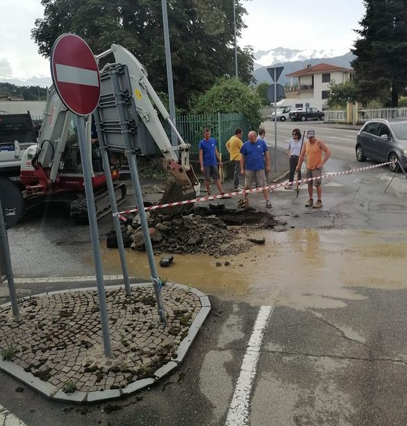 Perdita d’acqua in centro a Bricherasio per un tubo danneggiato