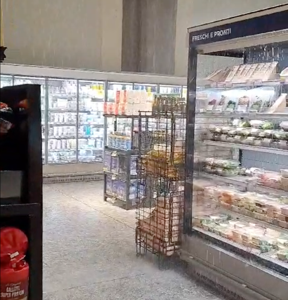 Dopo giorni di caldo arriva la pioggia con grandine su Torino: piove dentro il supermercato di Porta Nuova