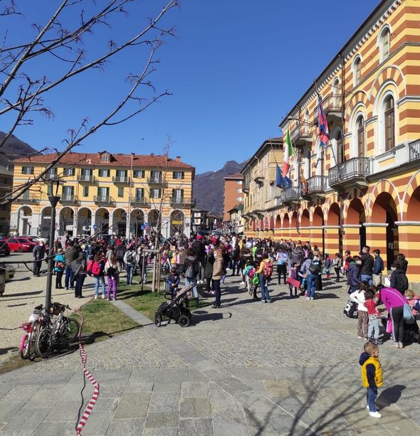Più di cento persone davanti al municipio di Luserna San Giovanni per la didattica in presenza Più di cento persone davanti al municipio di Luserna San Giovanni per la didattica in presenza
