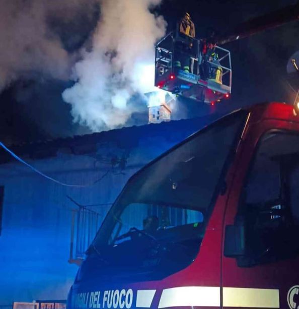 Paura nella notte per un incendio ad un camino in frazione Vallandona