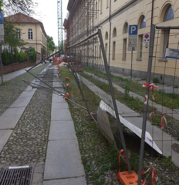 Vandali danneggiano nuovamente le recinzioni del cantiere del Porporato Vandali danneggiano nuovamente le recinzioni del cantiere del Porporato