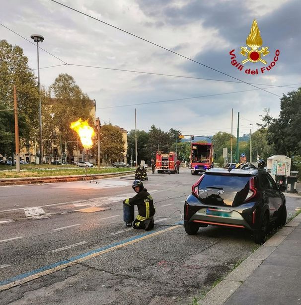 Bombola di Gpl abbandonata in corso Regina Margherita: i vigili del fuoco la fanno "bruciare" per due ore Bombola di Gpl abbandonata in corso Regina Margherita: i vigili del fuoco la fanno "bruciare" per due ore