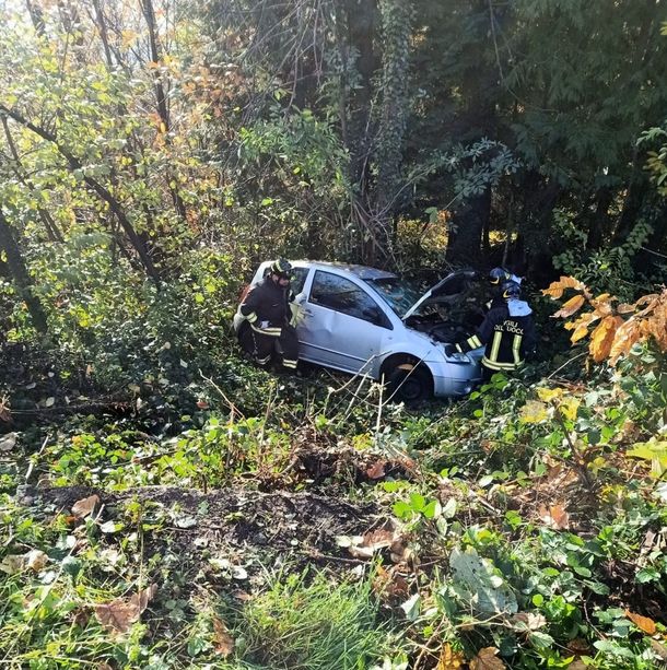Auto fuori strada nei boschi di Angrogna: all’interno una mamma con bambino piccolo Auto fuori strada nei boschi di Angrogna: all’interno una mamma con bambino piccolo