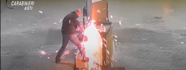 Catturato il sesto "Fleximan". I carabinieri del Nucleo operativo di Asti lo hanno rintracciato a Torino e portato a Quarto Catturato il sesto "Fleximan". I carabinieri del Nucleo operativo di Asti lo hanno rintracciato a Torino e portato a Quarto