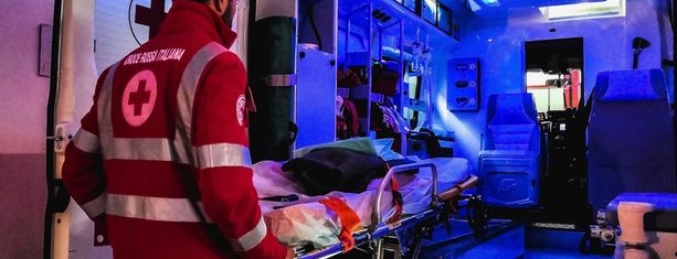 Auto fuori strada nella notte: un morto e un ferito Auto fuori strada nella notte: un morto e un ferito