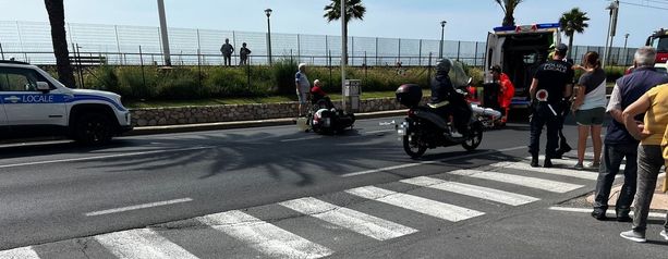 Incidente tra scooter e auto a Pietra Ligure: codice rosso per il conducente della due ruote Incidente tra scooter e auto a Pietra Ligure: codice rosso per il conducente della due ruote