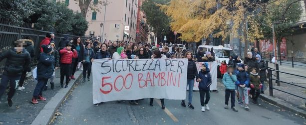 Scuola, 200 tra mamme e bambini manifestano a Certosa contro il degrado della Ludovico Ariosto, botta e risposta Piciocchi-Lodi Scuola, 200 tra mamme e bambini manifestano a Certosa contro il degrado della Ludovico Ariosto, botta e risposta Piciocchi-Lodi