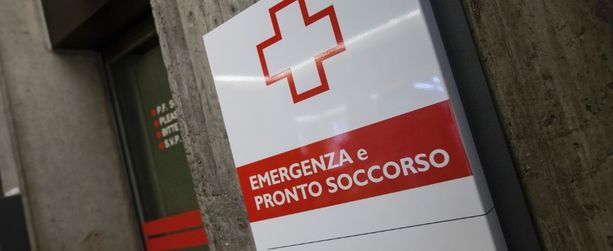 Lugano, diciannovenne si arrampica su un cancello e cade: è grave