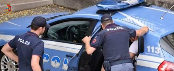 Prima semina il caos in stazione, poi se la prende con le auto: denunciato due volte nel giro di un'ora