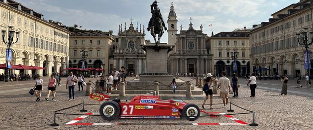 C'è una Ferrari ai piedi del Caval 'd Brons: Torino si prepara all'Autlook week, scatenando la passione per i motori C'è una Ferrari ai piedi del Caval 'd Brons: Torino si prepara all'Autlook week, scatenando la passione per i motori
