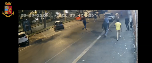 Aggredito dal branco, 5 denunciati dagli agenti del commissariato Dora Vanchiglia (VIDEO) Aggredito dal branco, 5 denunciati dagli agenti del commissariato Dora Vanchiglia (VIDEO)