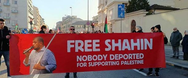 In centinaia marciano per Mohamed Shahin: "un uomo innocente è stato rinchiuso" In centinaia marciano per Mohamed Shahin: "un uomo innocente è stato rinchiuso"