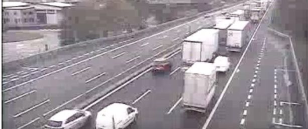 Auto ribaltata sull'Autostrada dei Laghi: due persone soccorse. Coda di 5 chilometri verso Milano