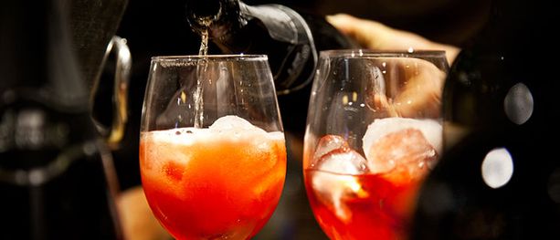 Locali chiusi all'una di notte, stop alle bevande d'asporto alle 19 e divieto di assembramenti: così Torino riorganizza la movida