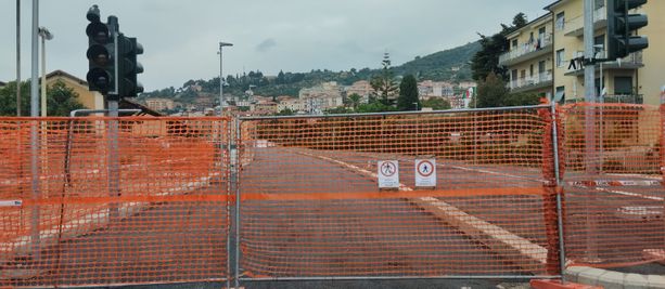 La pista ciclabile di Imperia aperta, ma solo agli abusivi (foto) La pista ciclabile di Imperia aperta, ma solo agli abusivi (foto)