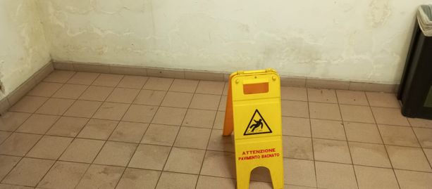 Da settimane allagato lo spogliatoio delle Molinette: disagi per infermiere ed Oss [FOTO e VIDEO]