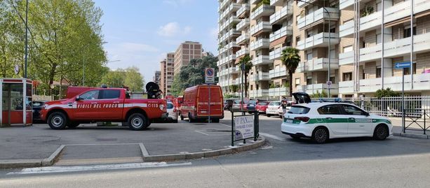 Santa Rita: ancora una notte sul tetto, per l'uomo che ormai da venerdì minaccia di buttarsi di sotto Santa Rita: ancora una notte sul tetto, per l'uomo che ormai da venerdì minaccia di buttarsi di sotto