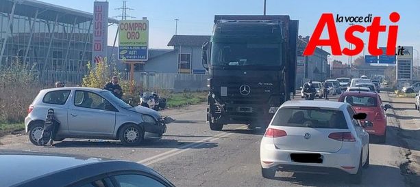 Traffico congestionato in corso Alessandria a causa di un incidente auto-tir Traffico congestionato in corso Alessandria a causa di un incidente auto-tir