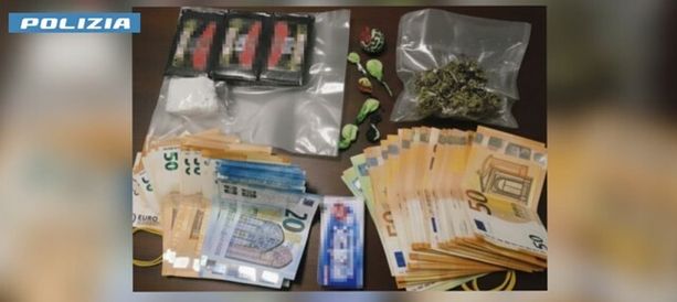 Sull'Autostrada dei Laghi con una busta termosaldata piena di droga in macchina: in manette un 24enne e denunciato un minorenne