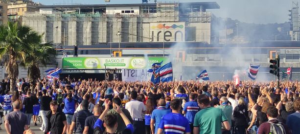 'Giù le mani dalla Sampdoria' centinaia di tifosi blucerchiati davanti alla sede del club a Corte Lambruschini (video)