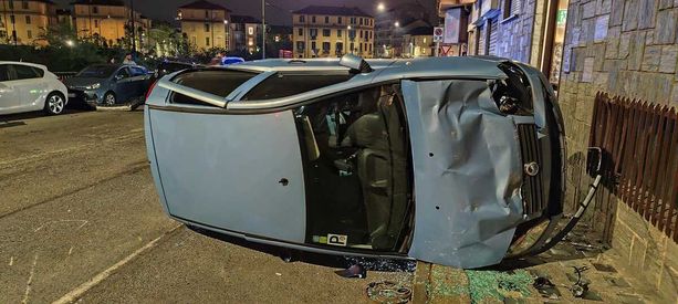 Panda a noleggio si schianta contro 6 veicoli in sosta, tre feriti lievi e un'auto ribaltata