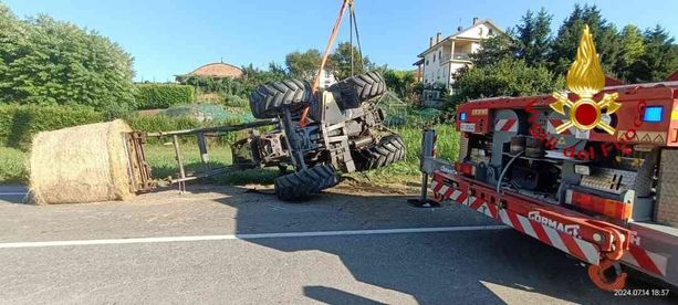 San Damiano,  tragico scontro sulla provinciale tra un mezzo agricolo e un'auto: una vittima